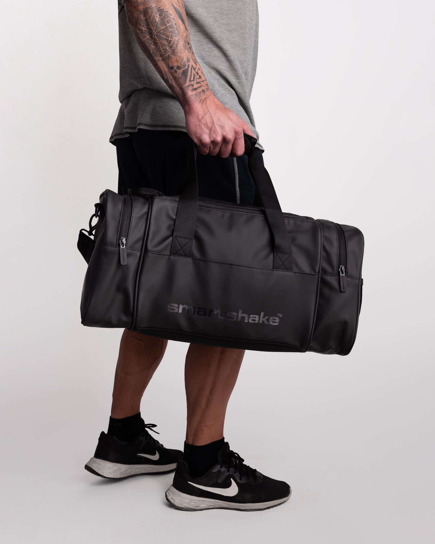 gym-bag-black-e8 Smartshake_GymBag_Black_lifestyle.jpg