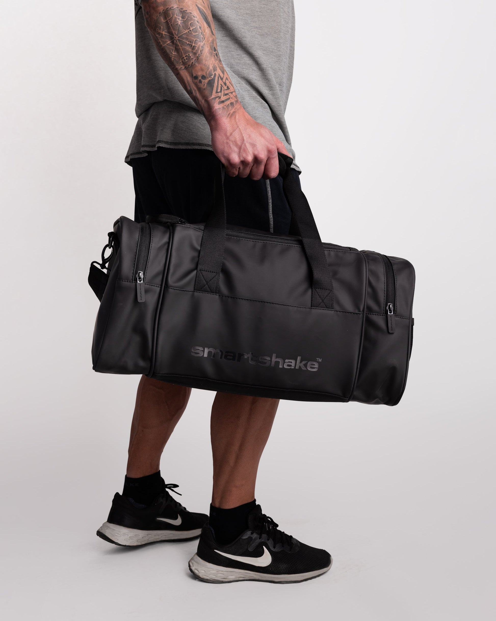 gym-bag-black-e8 Smartshake_GymBag_Black_lifestyle.jpg