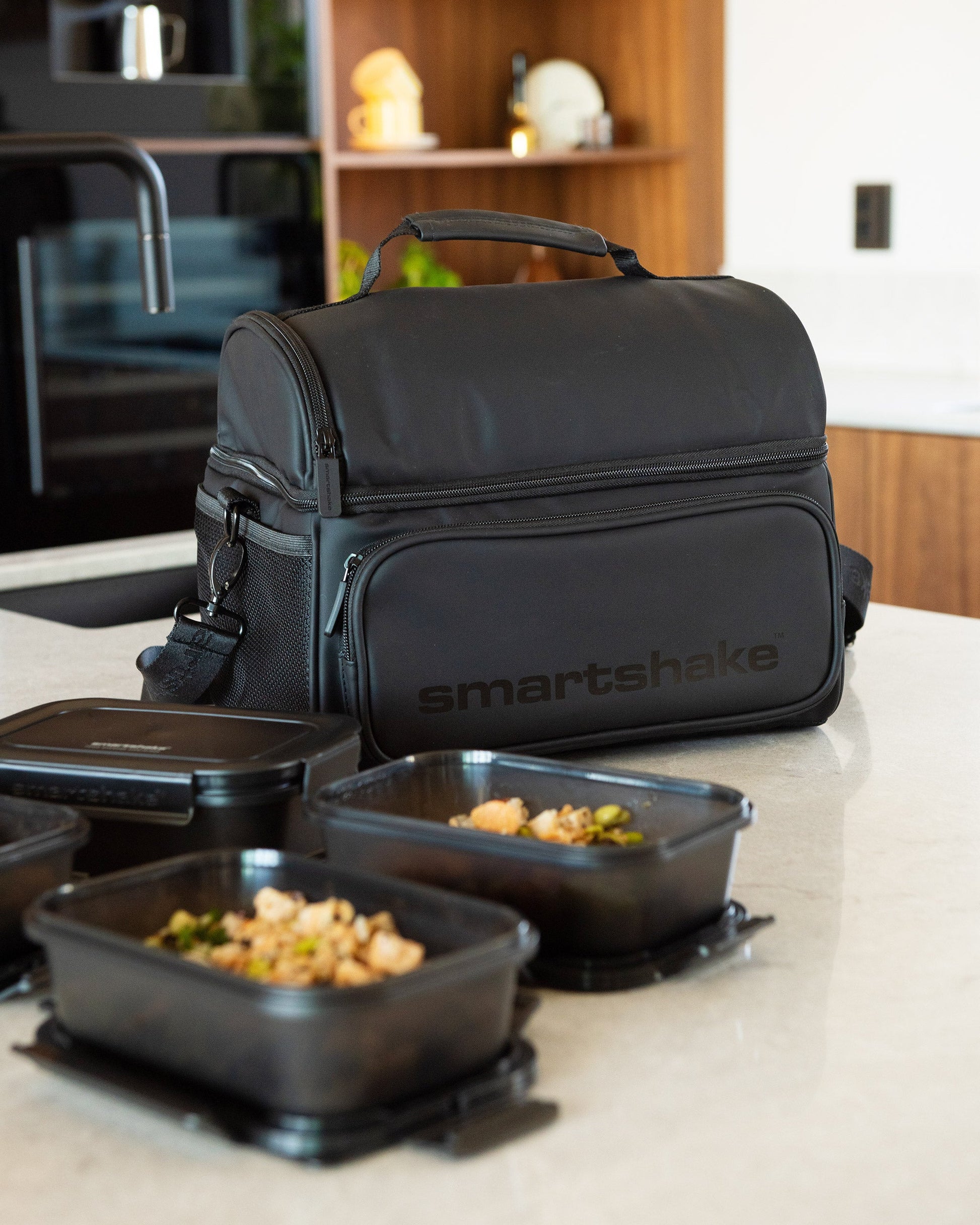 meal-prep-bag-black-with-4-food-containers-and-2-ice-packs-p8 Smartshake_Meal_Prep_Bag_Black_liefstyle.jpg