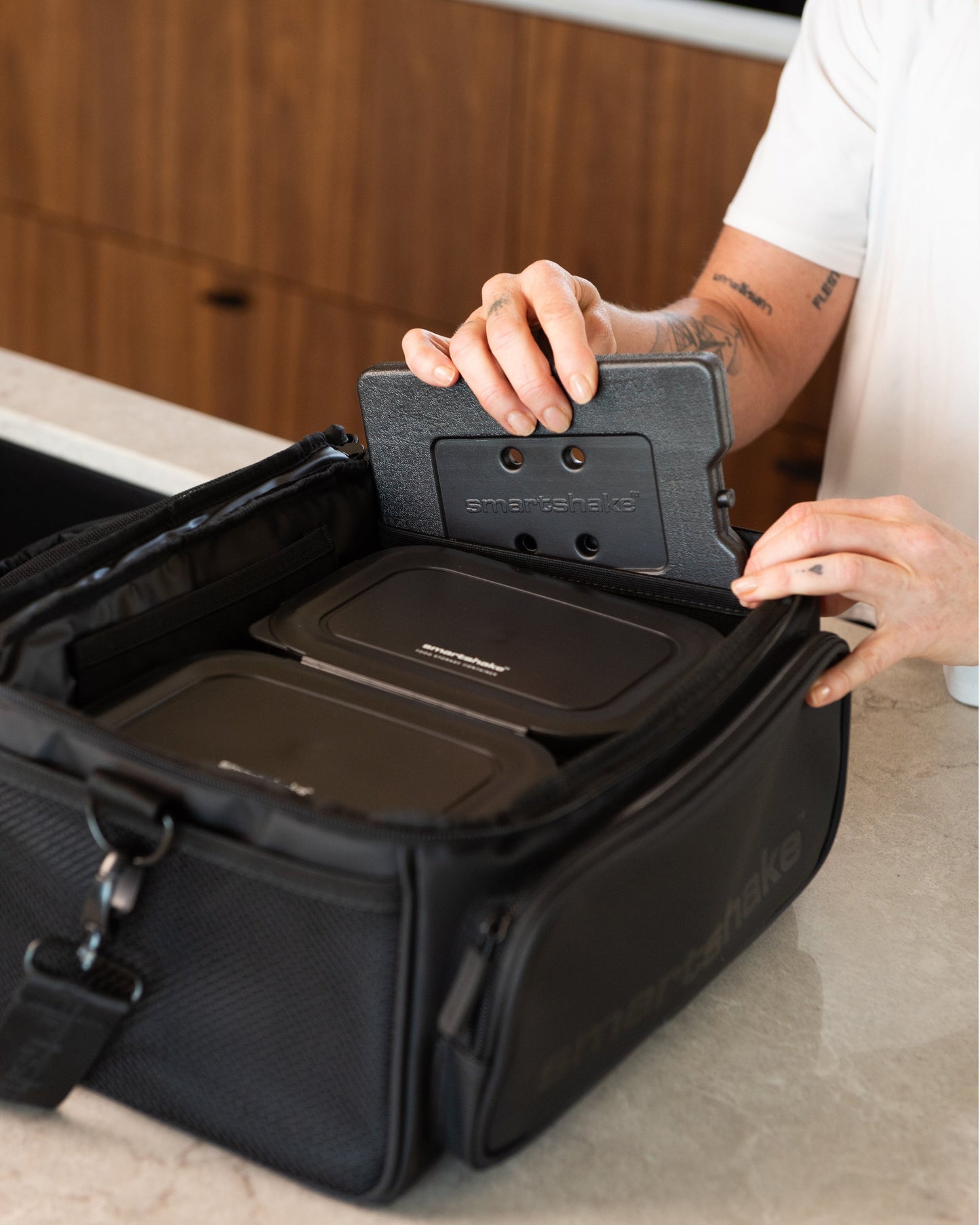 meal-prep-bag-black-with-4-food-containers-and-2-ice-packs-p8 Smartshake_Meal_Prep_Bag_Black_liefstyle_2.jpg