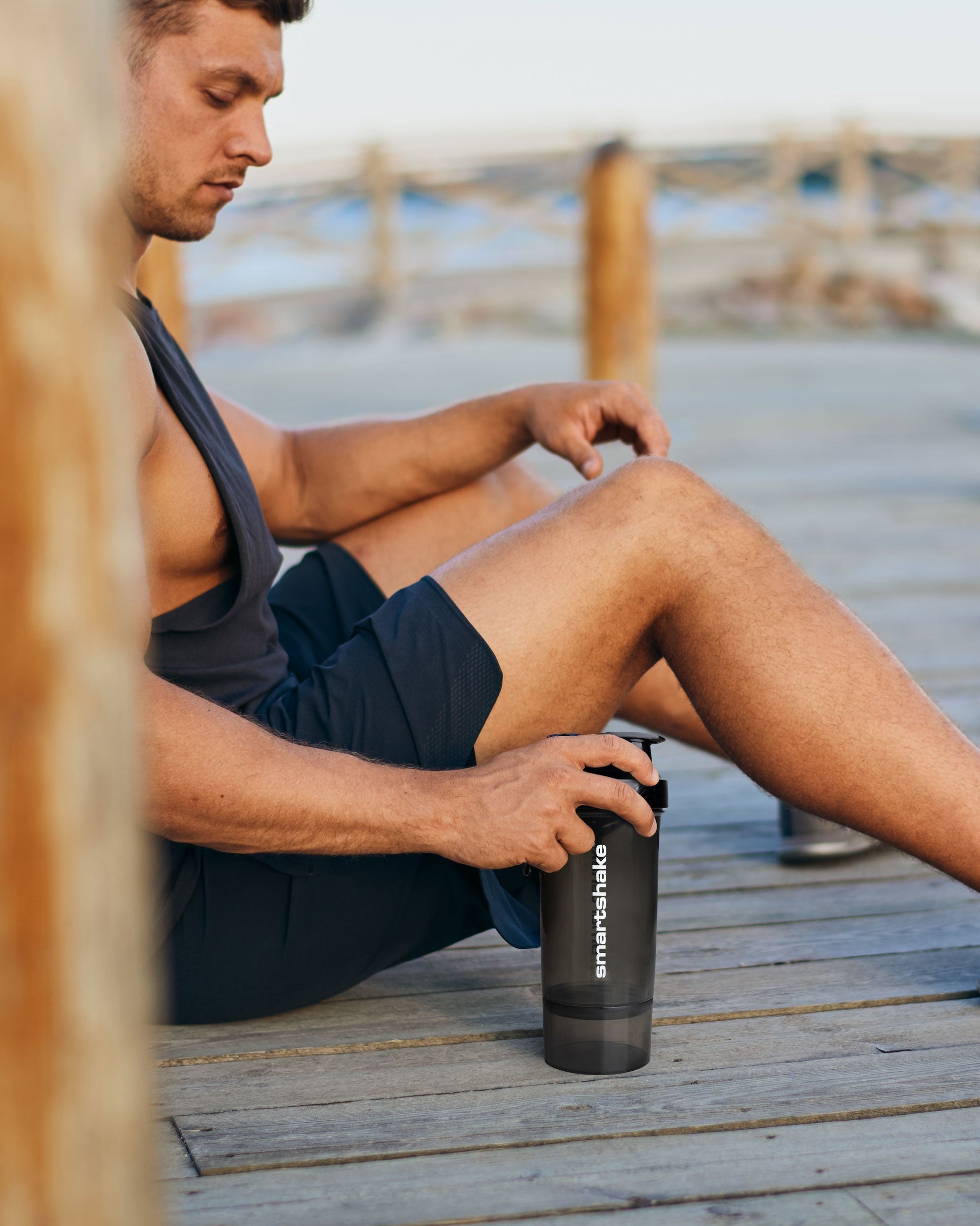 original2go-one-gunsmoke-black-a4 Smartshake_Original2Go-ONE-Gunsmoke-Black_lifestyle2.jpg