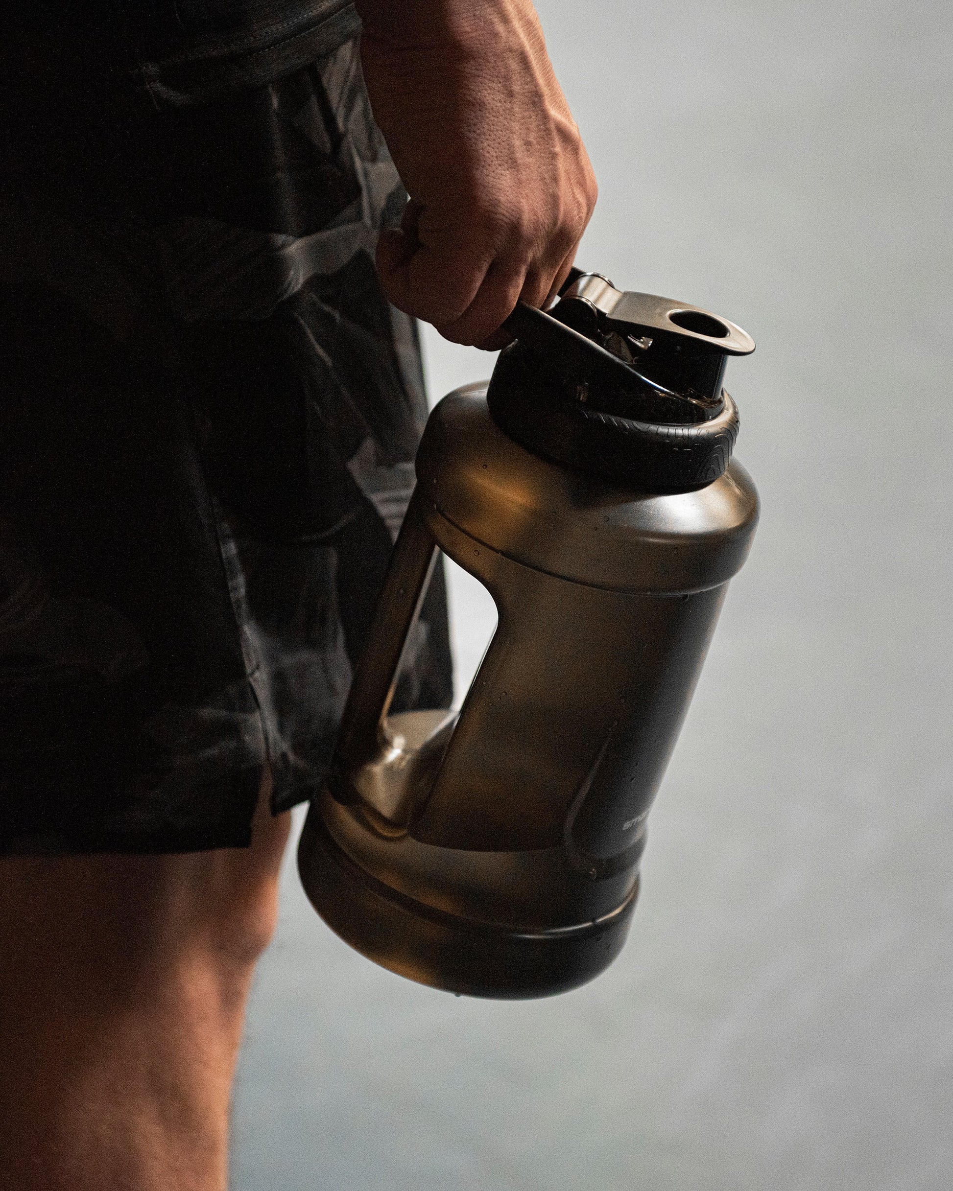 ultimate-jug-black-l0 Smartshake_Ultimate_Jug_black_lifestyle.jpg