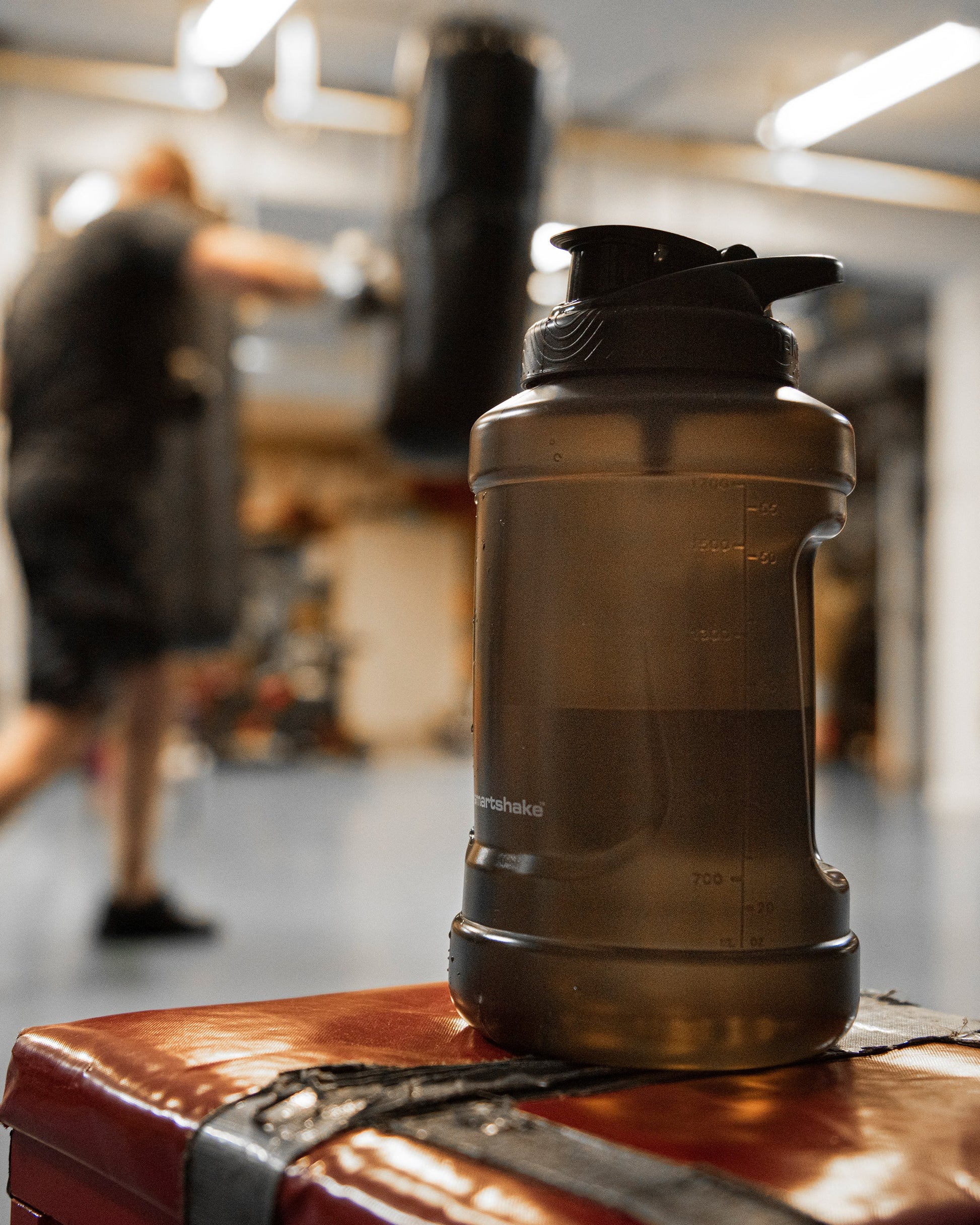 ultimate-jug-black-l0 Smartshake_Ultimate_Jug_black_lifestyle2w.jpg